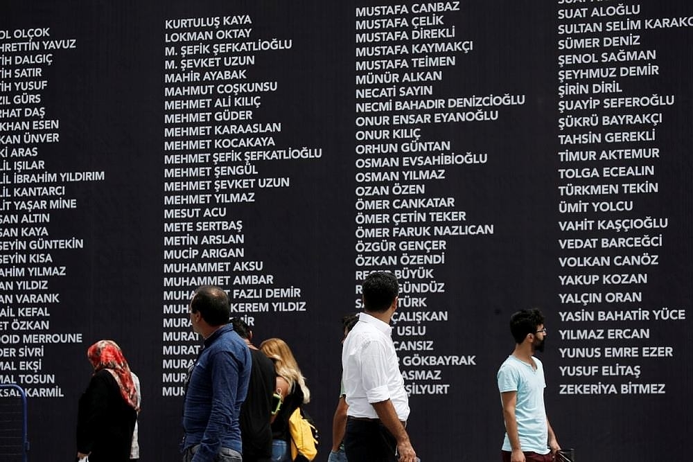 Şehitlerin isimleri Taksim Meydanı'nda galerisi resim 4