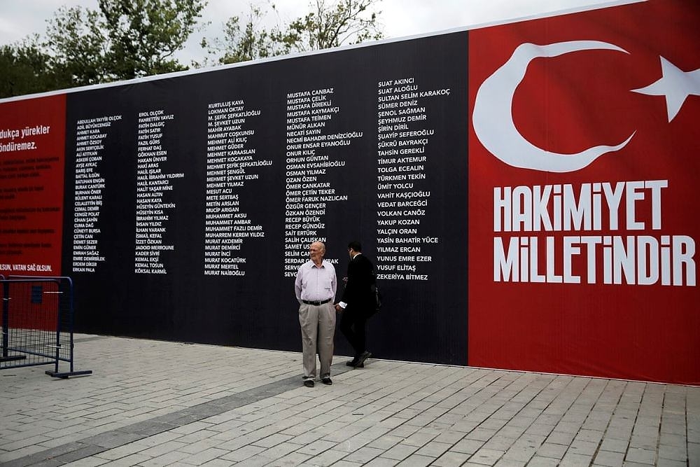 Şehitlerin isimleri Taksim Meydanı'nda galerisi resim 5