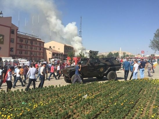 Elazığ Emniyet Müdürlüğü'ne bombalı araçla saldırı galerisi resim 5