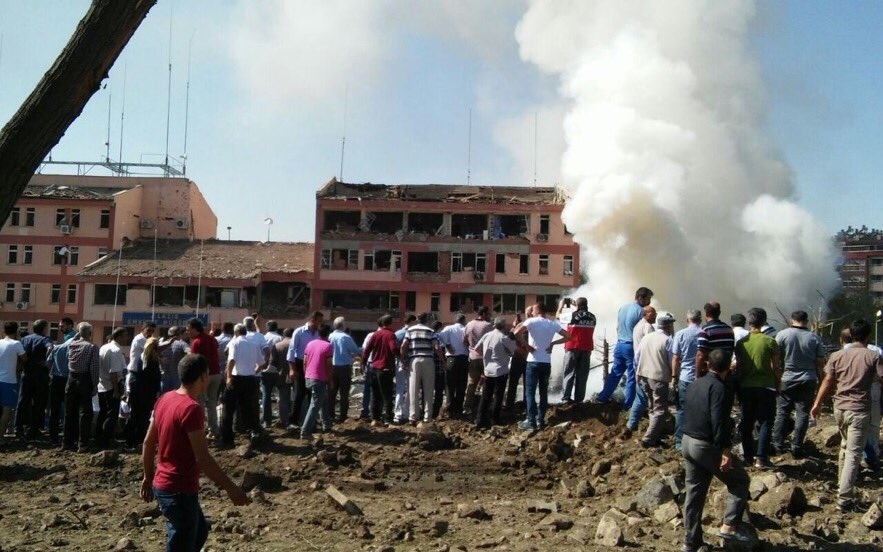 Elazığ Emniyet Müdürlüğü'ne bombalı araçla saldırı galerisi resim 8