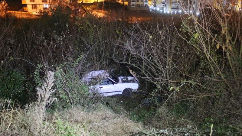 Şarampole yuvarlanan otomobilde ölümden döndüler!