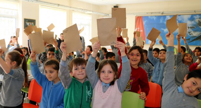 Köy okulları, kağıdın büyülü dünyası ile tanışıyor