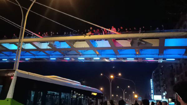Köprüden atlamak istedi vatandaşlar kurtardı!