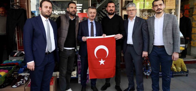 Başkan Büyükakın, esnaf ve vatandaşlara Türk bayrağı hediye etti