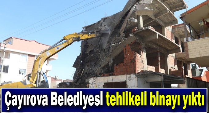 Belediye tehlikeli binayı yıktı