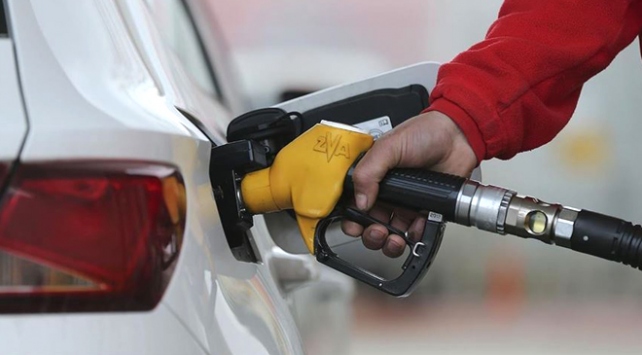 Benzinde rekor bir indirim daha geliyor!