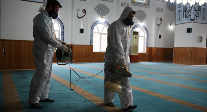 Büyükşehir camileri dezenfekte ediyor