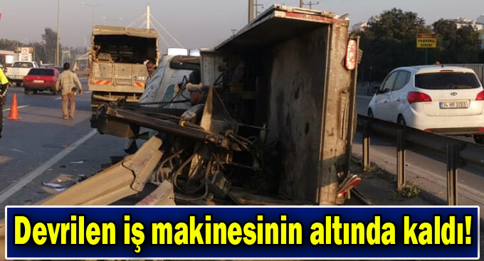 Devrilen iş makinesinin altında kaldı!