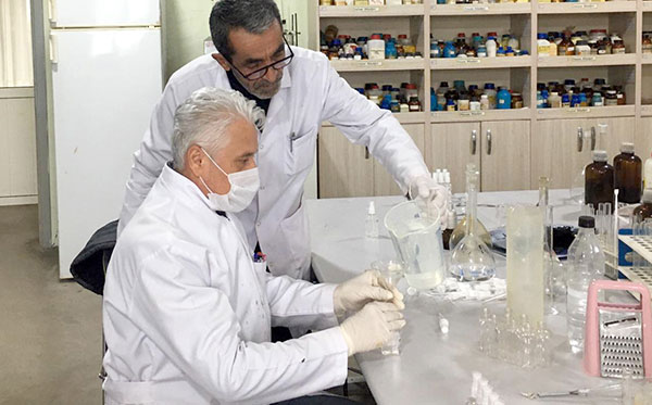 Öğretmenler dezenfektan ve kolonya üretti