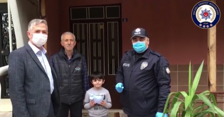 Biriktirdiği harçlıklarını kampanyaya bağışladı