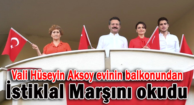 Vali Aksoy ailesiyle balkonundan İstiklal Marşını okudu
