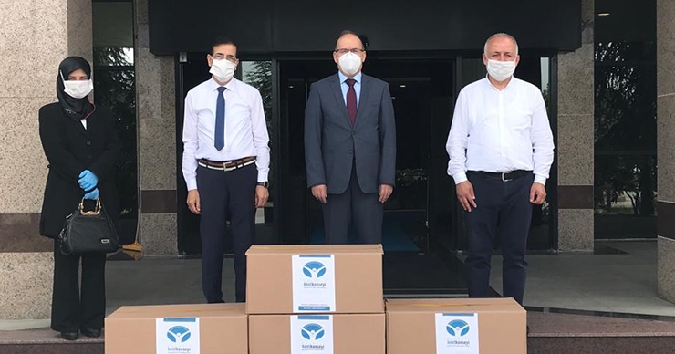 Kocaeli Üniversitesi’ne 7.000 maske teslim ettiler