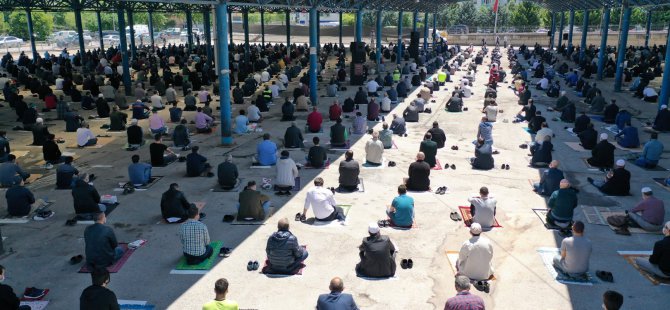 Cuma Namazı için ücretsiz maske ve seccade