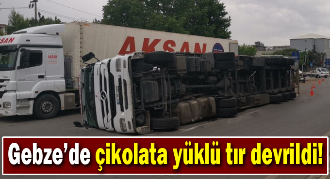Gebze'de çikolata yüklü tır devrildi!