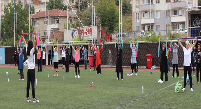 Kocaelili anneler açık havada spor yapıyor