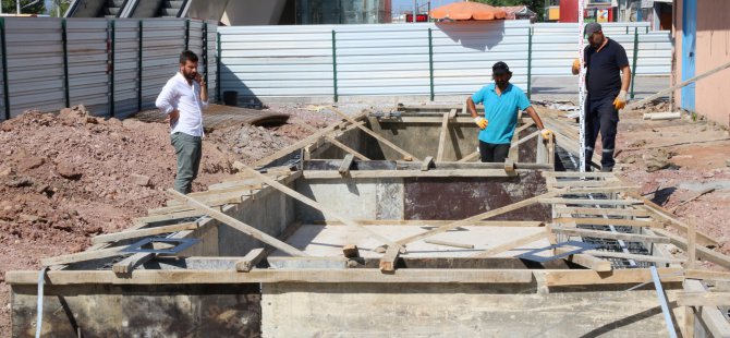 Pişmaniyeciler Meydanı’nda eski yapıların temelleri kaldırıldı