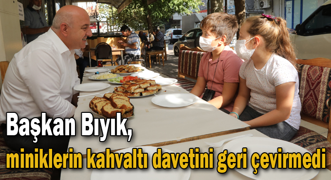 Başkan Bıyık, miniklerin kahvaltı davetini geri çevirmedi