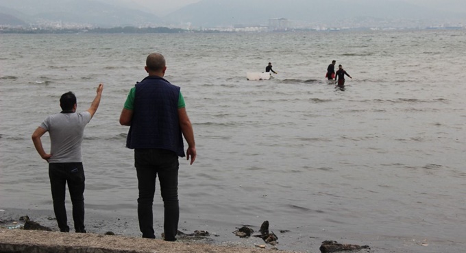 Polisi görünce denize kaçtılar!