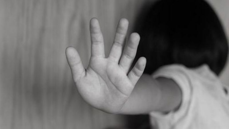 “Kızımın özel bölgesini elledi”