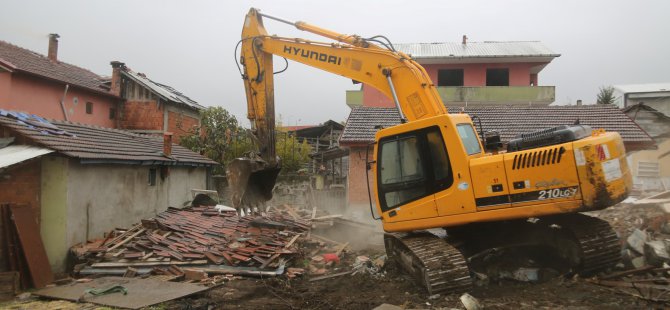 Kocaeli’de hasarlı yapıların yıkımı başladı