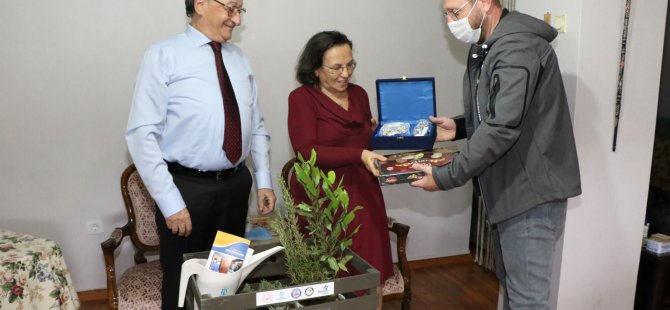 Yarım asırlık evliliklerini şifalı balkonlarında kutladılar