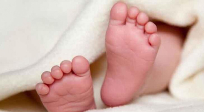 Yeni doğurduğu bebeğinin boğazını kesti!