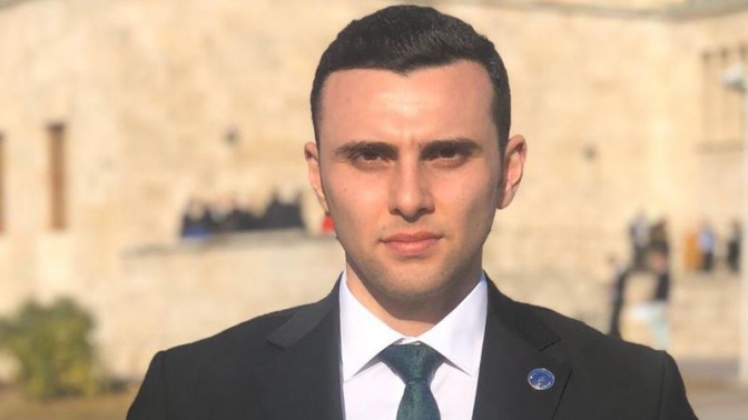 ''Takke düştü kel göründü''