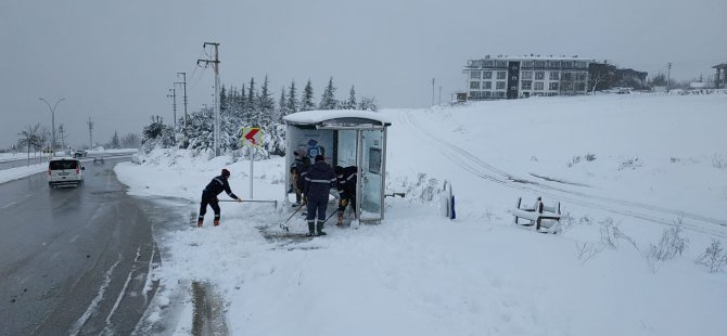 Üstgeçit ve duraklarda buzlanmaya karşı çalışma