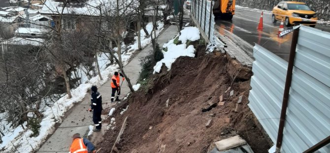 Kaldırımda oluşan toprak kaymasına Büyükşehir’den acil müdahale