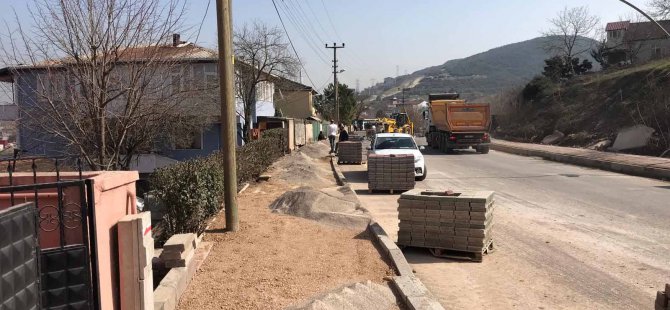 Çarşıbaşı Caddesi’nde refüj bordür ve kaldırım çalışmaları yapılıyor