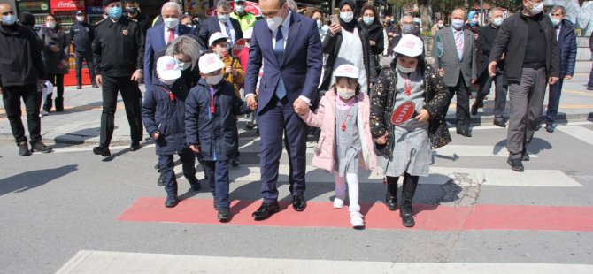 Protokol, çocuklarla yaya geçidinden geçti