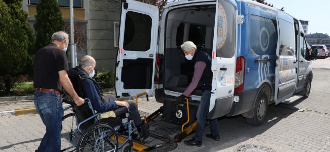 Bu taksiyi çevirenler engel tanımıyor