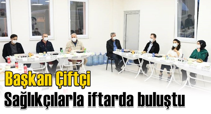 Çiftçi, sağlıkçılarla iftar yaptı