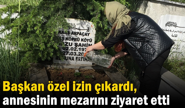 Başkan özel izin çıkardı, annesinin mezarını ziyaret etti