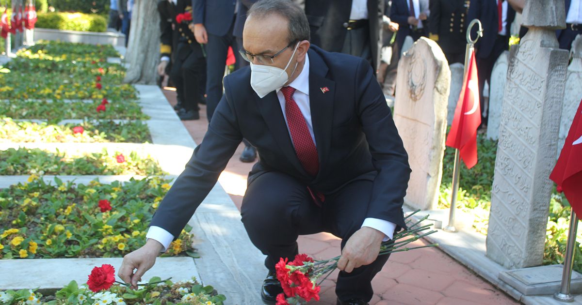 Vali Yavuz'dan şehitlik ziyareti