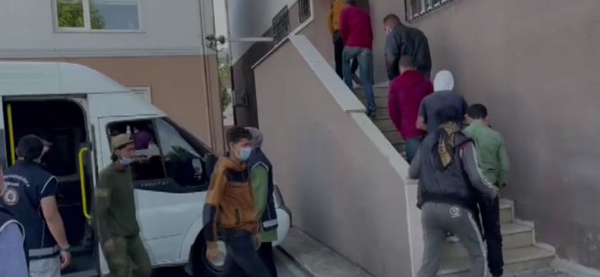 Bir minibüsün içine 44 göçmen doldurdular