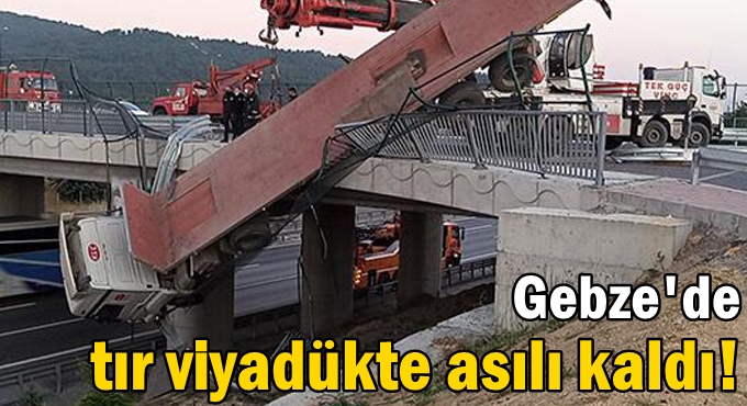 Gebze'de tır viyadükte asılı kaldı!