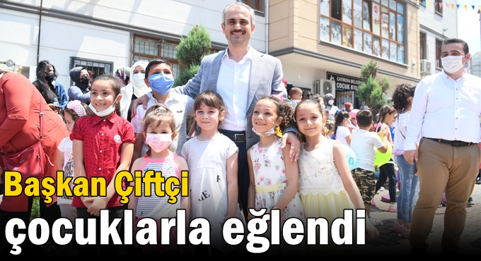 Çiftçi çocuklarla eğlendi