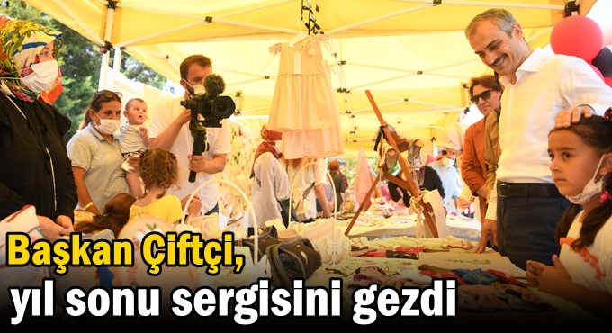 Çiftçi, yıl sonu sergisini gezdi
