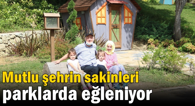 Mutlu şehrin sakinleri parklarda eğleniyor