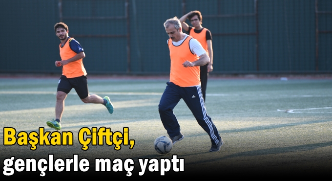 Başkan Çiftçi, gençlerle maç yaptı