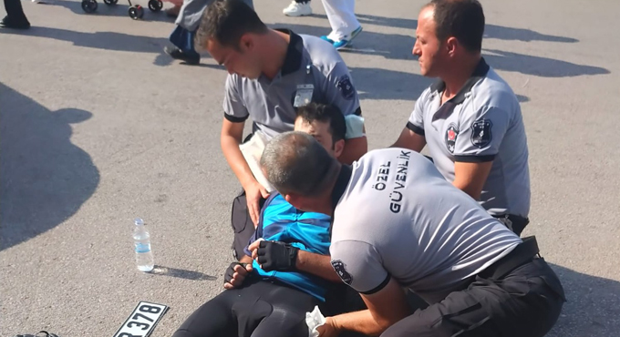 Kaza yapan bisikletliye ilk müdahale Büyükşehir personelinden