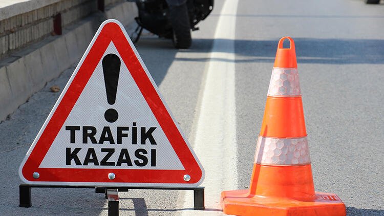 Halk otobüsüyle çarpışan otomobildeki anne ve oğlu yaralandı