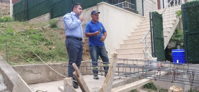 İzmit Belediyesi Koordinatörü Aksu, yol çalışmalarını yerinde inceliyor
