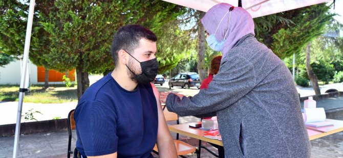 KOÜ’lü öğrenciler aşı oluyor