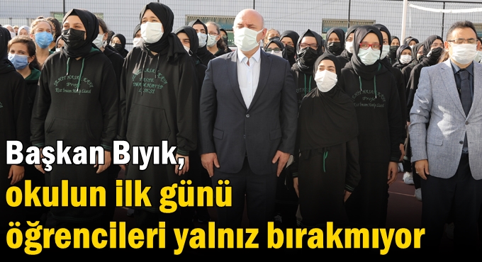 Başkan Bıyık, okulun ilk günü öğrencileri yalnız bırakmıyor