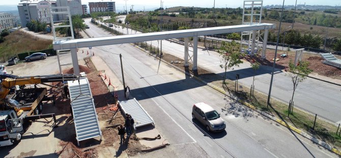 Üniversite yolu yaya geçidinde kirişler konuluyor