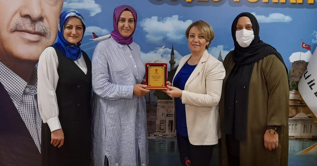 AK Kadınlarda başarıya plaket