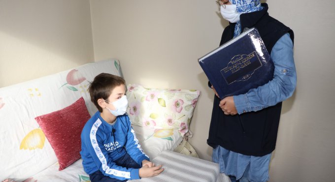 Görme engelli Ziya’ya Braille alfabeli  Elif-Ba hediye edildi