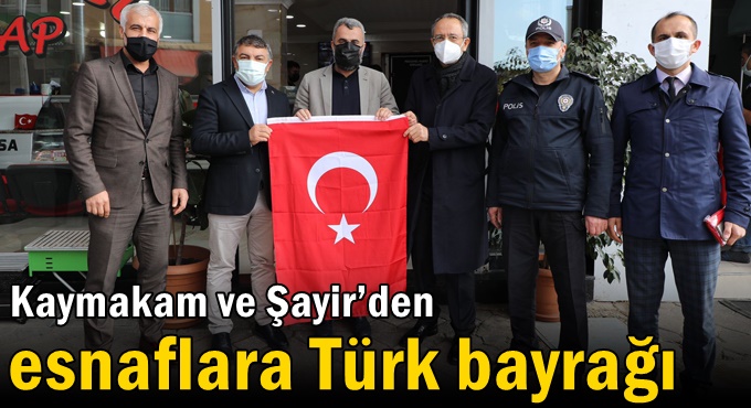 Kaymakam Kubilay ve Başkan Şayir’den esnaflara Türk bayrağı